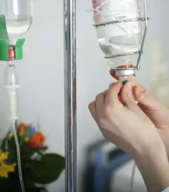 руки ставят капельницу
